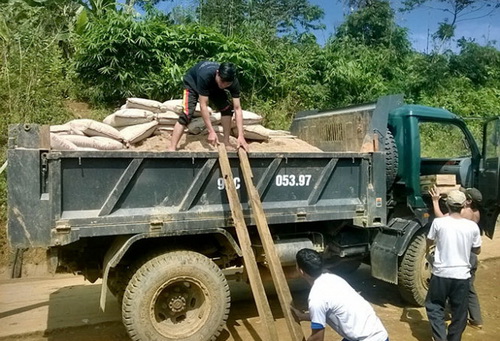 Câu lạc bộ Kết nối yêu thương của huyện miền núi Nam Trà My (Quảng Nam) chuyển vật liệu để đi xây dựng các công trình từ thiện cho trẻ em và người nghèo - Ảnh: Trần Vỹ